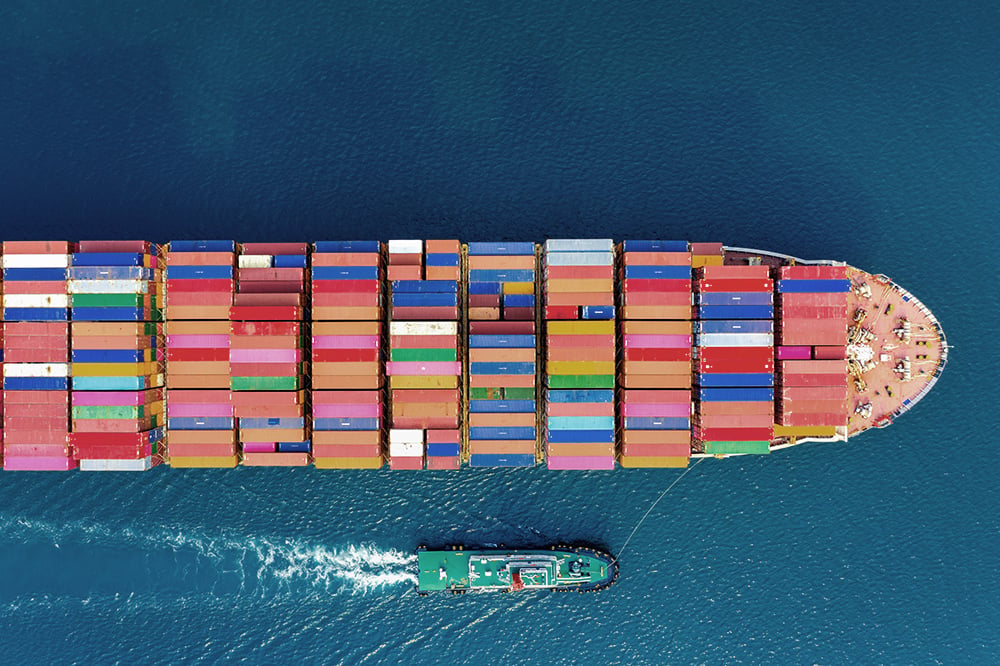 1000px_aerial-view-container-cargo-ship-sea copie